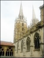Bayonne_Cathedral_from_Cloister-1.jpg